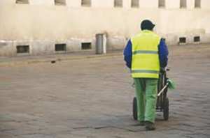 Il collecte les ordures depuis 1996:  L'éboueur bénévole de Tiaret récompensé  Une Omra