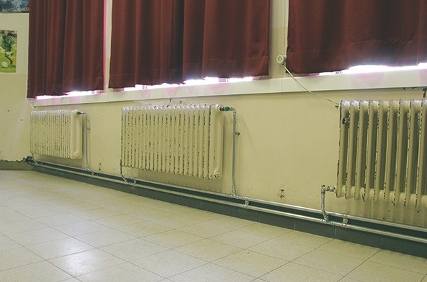 M'kira (Tizi Ouzou) - Il s’implique souvent dans des opérations similaires:  Un particulier finance les équipements de chauffage d’une école