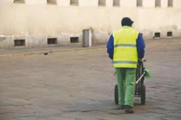 Il collecte les ordures depuis 1996:  L'éboueur bénévole de Tiaret récompensé 