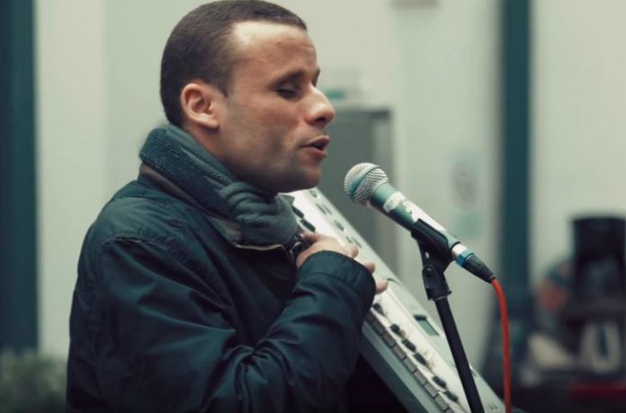 Mohamed Lamouri, le chanteur du métro parisien en passe de réaliser son rêve