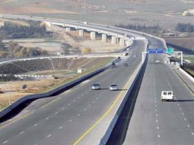 أويحيى : ربط الطريق السيار شرق-غرب بمشروع الطريق السيار للهضاب العليا من خلال 12 طريقا فرعيا