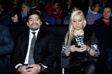 الجميلة فيرونيكا تُهدي مارادونا طفله الرابع بعمر ال52!