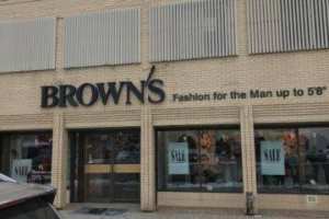 بعد 90 عاماً على افتتاحه.. متجر تورنتو الخاص بالرجال قصيري القامة يودّع زبائنه