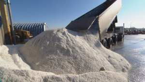 الملح الذي يُرشّ على الطرقات يُفسد مياه الأنهر