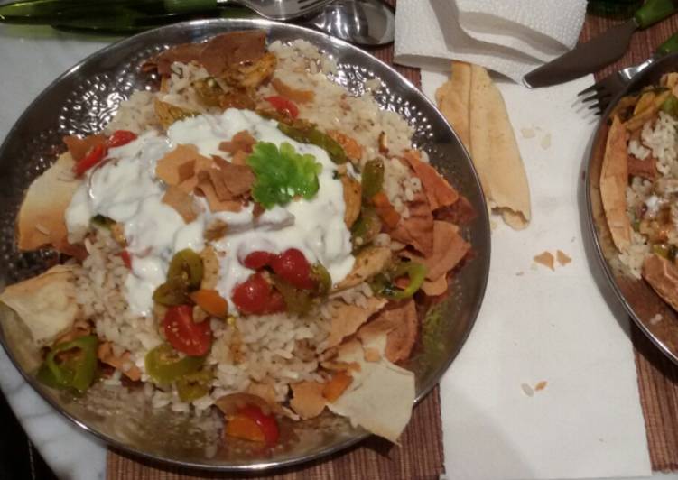 فتة شاورما الدجاج بالتومية