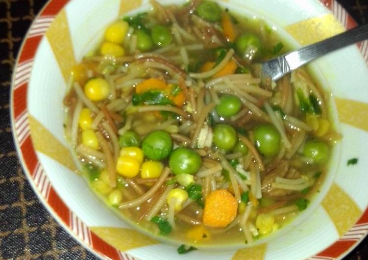 شوربة خضار بالدجاج والشعيرية