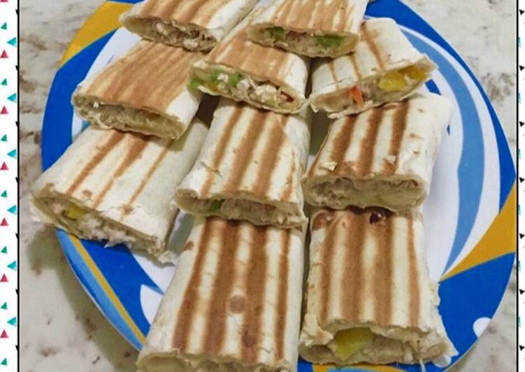 خبز التورتيلا مع دجاج و فلفل بارد
