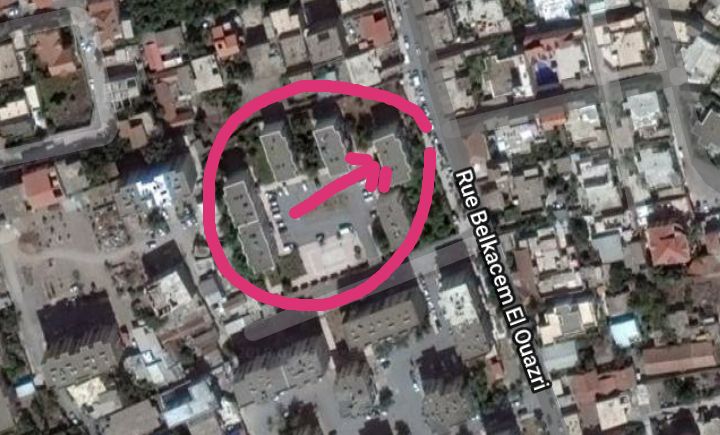 منزل ثلاثة غرف و مطبخ حمام . متواجد بمدينة البليدة في حي خاص