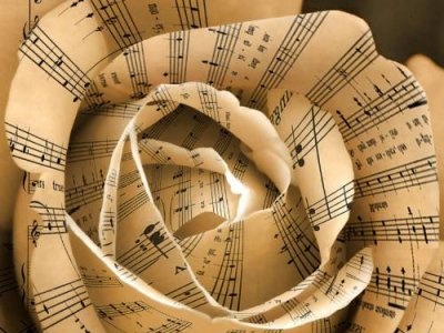 Poésie et musique dans la rue à Bejaia