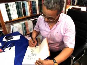 Vente-dédicace de Yasmina Khadra à Tizi Ouzou Chaleureux accueil de «star»