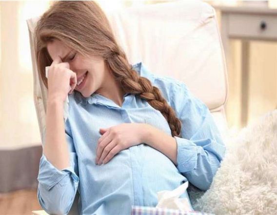 ماذا يحدث للجنين عند بكاء والدته؟