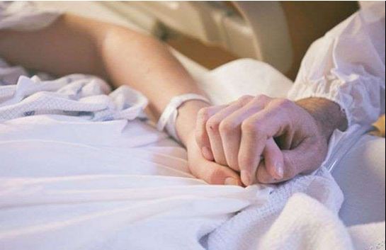 اهمية امساك الزوج بيد زوجته خلال ولادتها