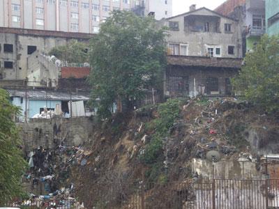 Les affaissements de terrain inquiètent la population                                    Tizi Ouzou souffre de nombreuses lacunes et peine à sortir du sous-développement
