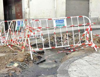 حي العنصر يتلوى بسياط الإهمال في المدية                                    تراكم النفايات يحاصر السكان واهتراء النقل يهددهم