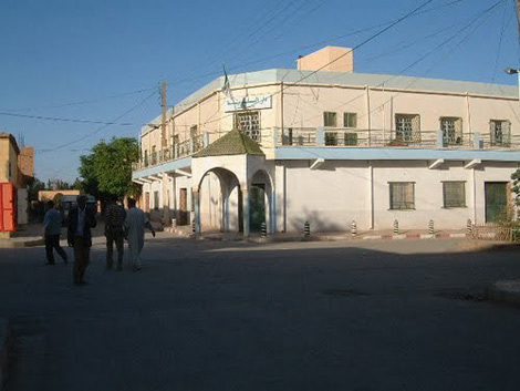 مير عين الذهب في تيارت يستولى على 5000 هكتار ويمنح صفقات بطريقة غير قانونية                                    أقاربه وحاشيته تحصلوا على سكنات وتعويضات عن الكوارث بدون وجه حق