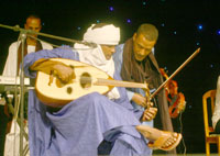 Clôture du festival du chant et musique targuis                                    Recul du luth et de la tenue traditionnelle