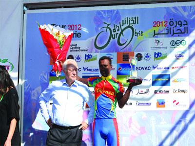 Tesfom béni par Santa Cruz                                    Tour d'Algérie de cyclisme (4e étape)