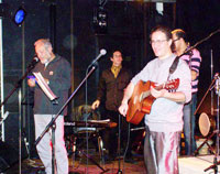 Boudji en tournée                                    Il chante l'amour et la paix