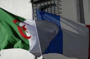 الجزائريون يرفضون رفع العلم الفرنسي حتى في التمثيل