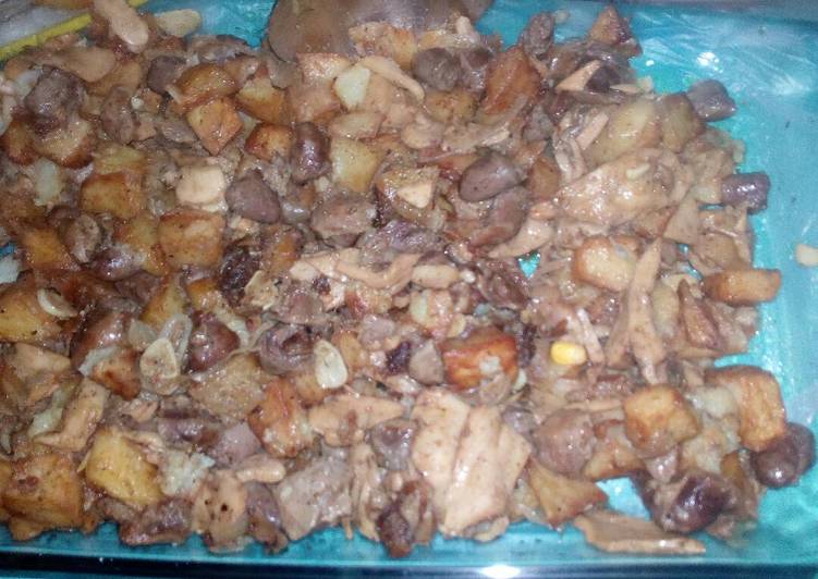 بطاطا مكعبات مع قلوب الدجاج والقوانص