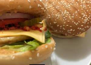 برجر دجاج مشوي مع شيتوز احمر