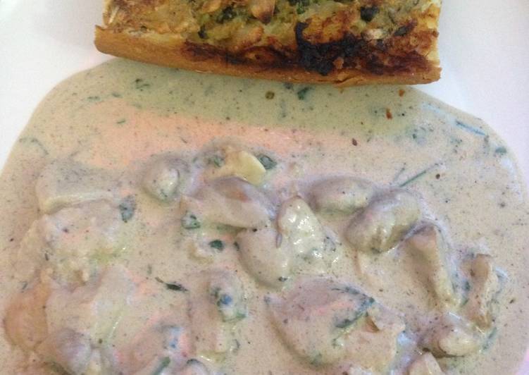 دجاج بالكريمه وخبز الثوم