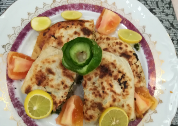 مطبق بالدجاج المفروم والطماطم