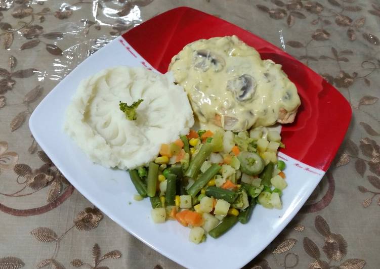 صدور دجاج بصلصة الفطر