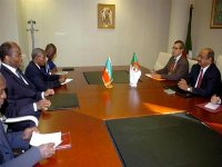 Séance de travail entre MM. Messahel et Bassolé à Alger