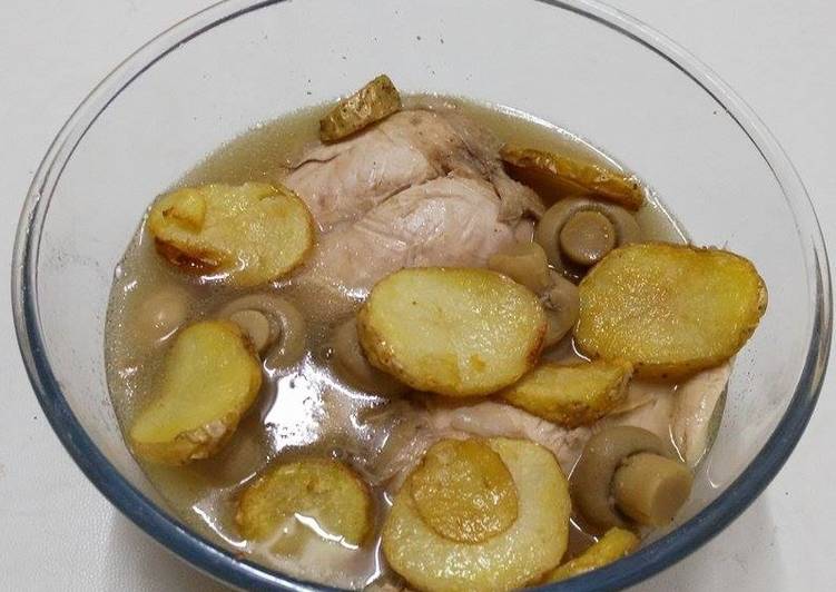 الدجاج المسلوق مع الفطر الكامل