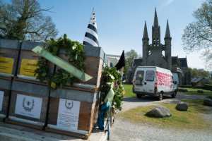 Planète - France: Une marche funèbre pour les abeilles disparues se poursuit en Bretagne