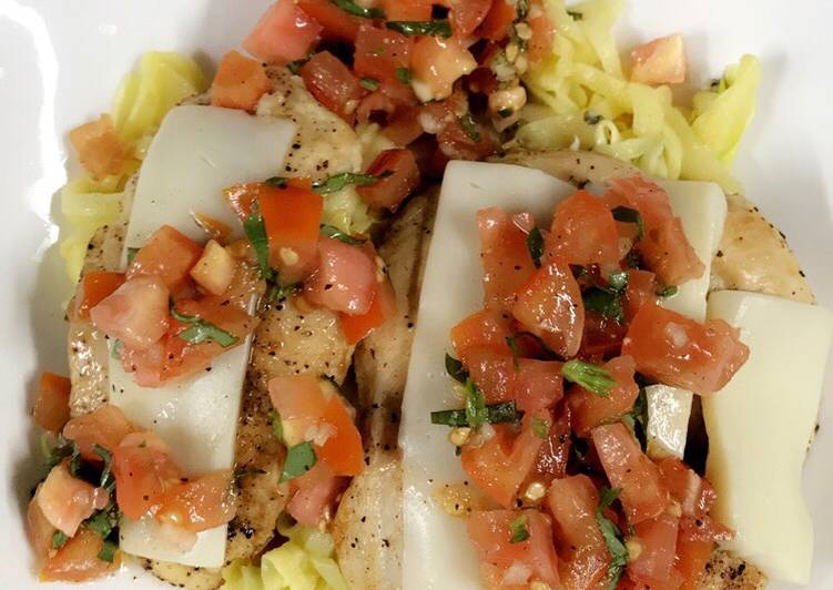 الدجاج مع النودلز والكوسا