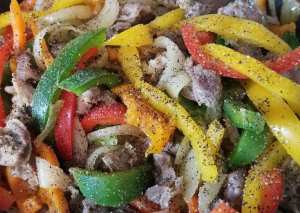 قوانص دجاج بالفلفل الملون