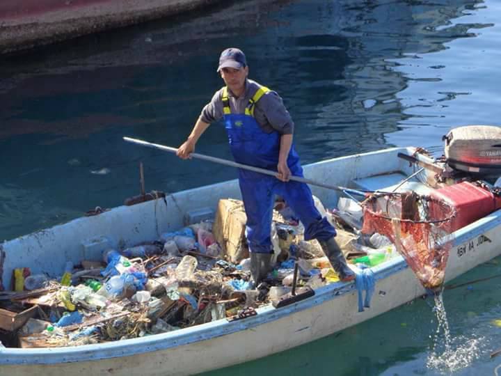 صياد ينظف ميناء الغزوات بمفرده