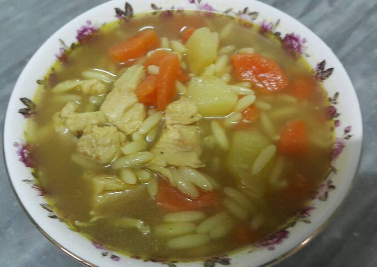 شوربة لسان العصفور بالدجاج و الخضار 🍜