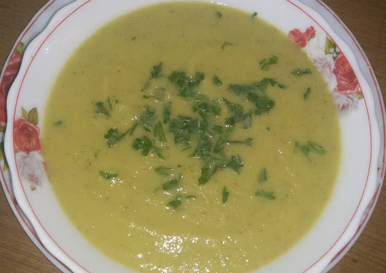 حساء الخضار المشكلة بالدجاج