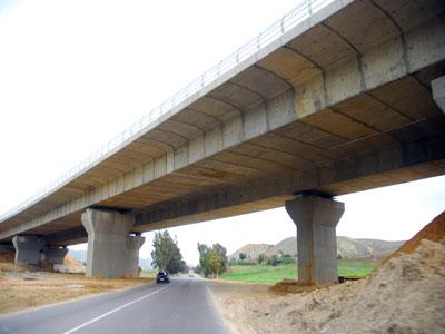 La réalisation de nouvelles pénétrantes vers l'autoroute, des choix d'itinéraires et d'issues de secours                                    Renforcement des moyens de transport et réalisation d'échangeurs pour sortir Aïn Defla de l'étouffement