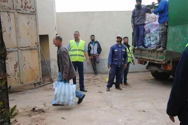 الاستعانة بشاحنة قمامة لتوزيع قفة رمضان يثير ضجة في تلمسان