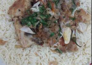 رز ابيض ساده مع دجاج مقلي بالبصل