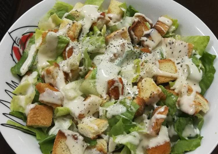 سلطة سيزر الدجاج