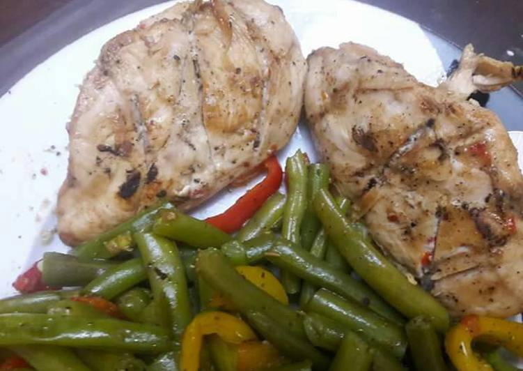 صدور دجاج مشويه مع خضار سوتيه