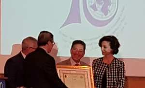 Le Président Bouteflika décore Khaled Bentounès de la médaille Ahid de l’ordre du Mérite national