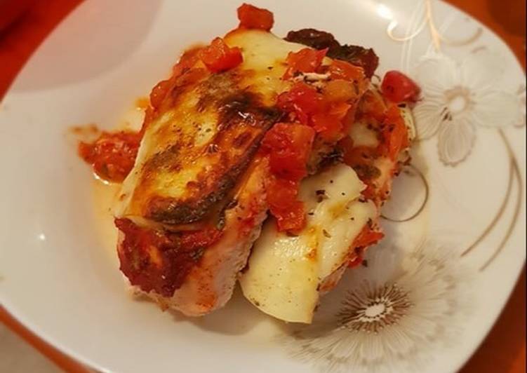 دجاج بصلصة البندورة والجبنة