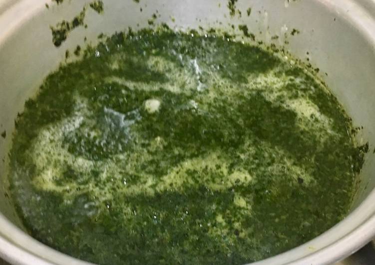 ملوخيه بالدجاج مع الرز المصري