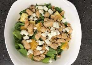 سلطة الجرجير بالدجاج والبرتقال وجبنة الماعز والجوز