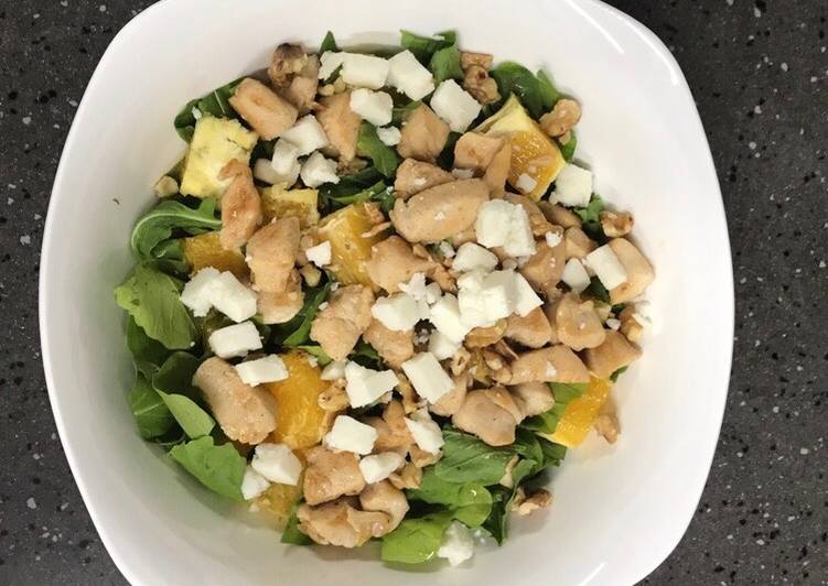 سلطة الجرجير بالدجاج والبرتقال وجبنة الماعز والجوز