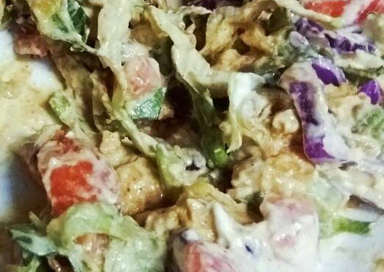 شاورما دجاج لذيذة مع السلطه والثوميه 😊😘😘✌