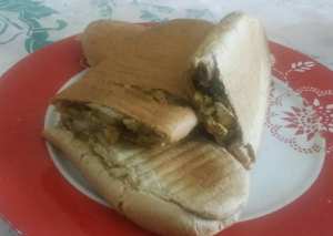 سندويش دجاج بالذرة والزيتون