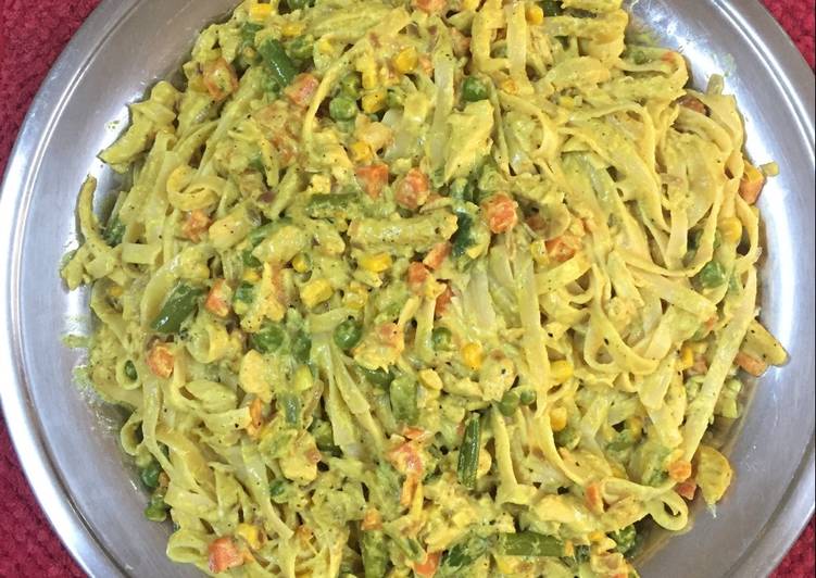 فيتيوتشيني بالدجاج والخضار المشكلة