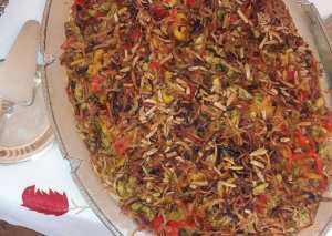 أرز برياني بالدجاج والفلفل الالوان ومكسرات